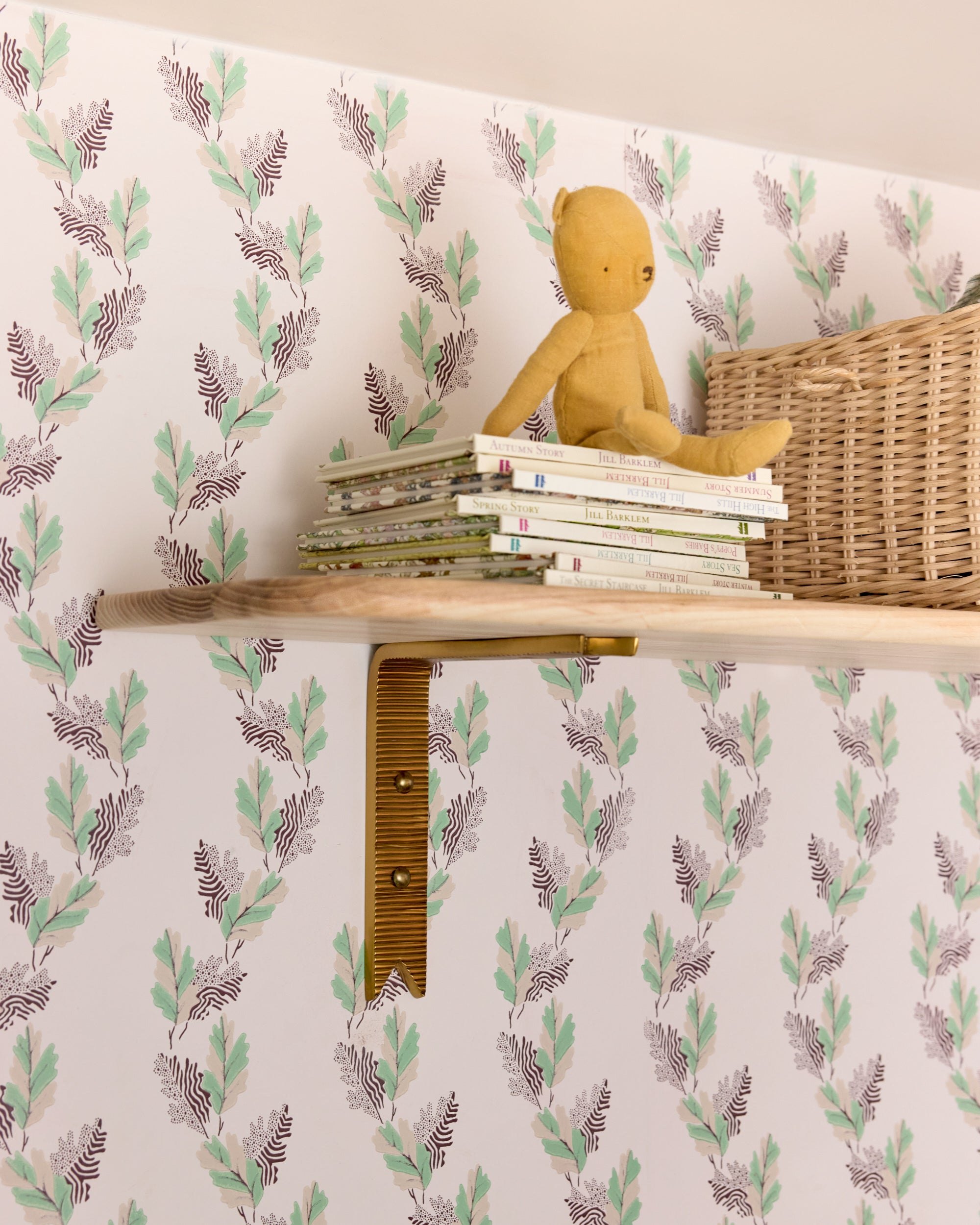 Ribbon Shelf Bracket